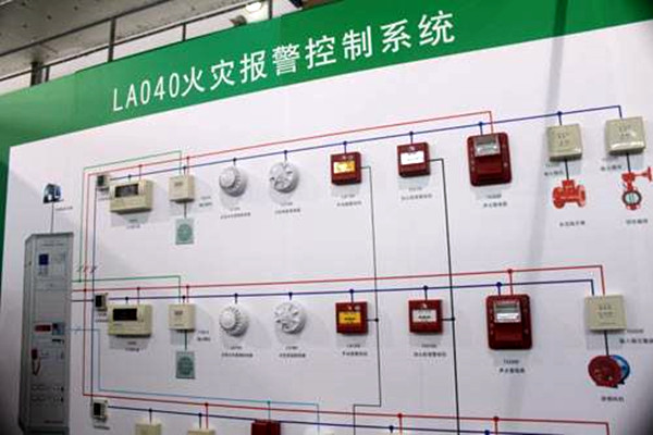 出現(xiàn)火警時，樓宇控制系統(tǒng)如何快速做出反應？